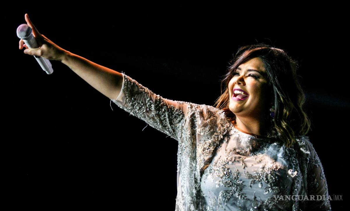 $!Yuridia enamora con su voz, pero no llena auditorio