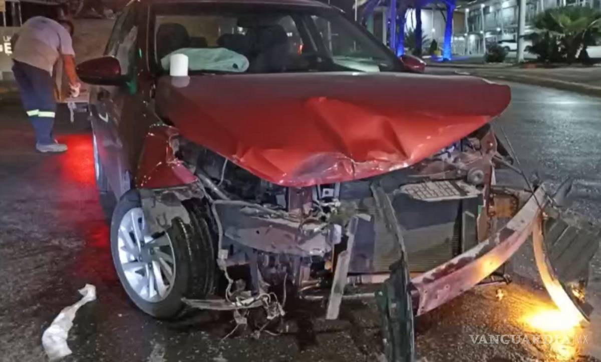 $!El conductor del compacto no esperó la flecha verde, provocando el cierre parcial de la circulación.