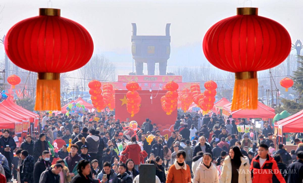 $!Turistas asisten a una feria del templo celebrada en la montaña Mengshan del condado de Pingyi, ciudad de Linyi, provincia de Shandong, en el este de China.