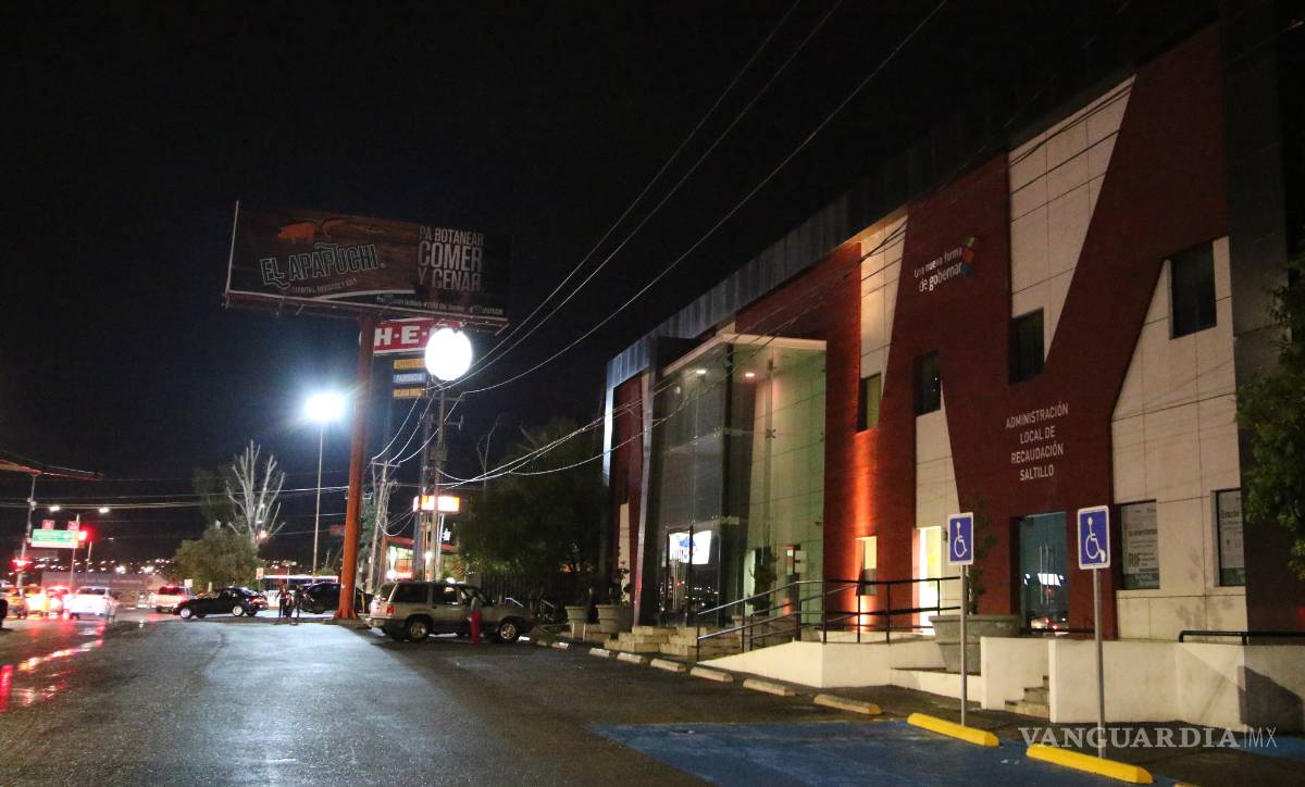 $!No respetan reglamento empresas de espectaculares en Saltillo