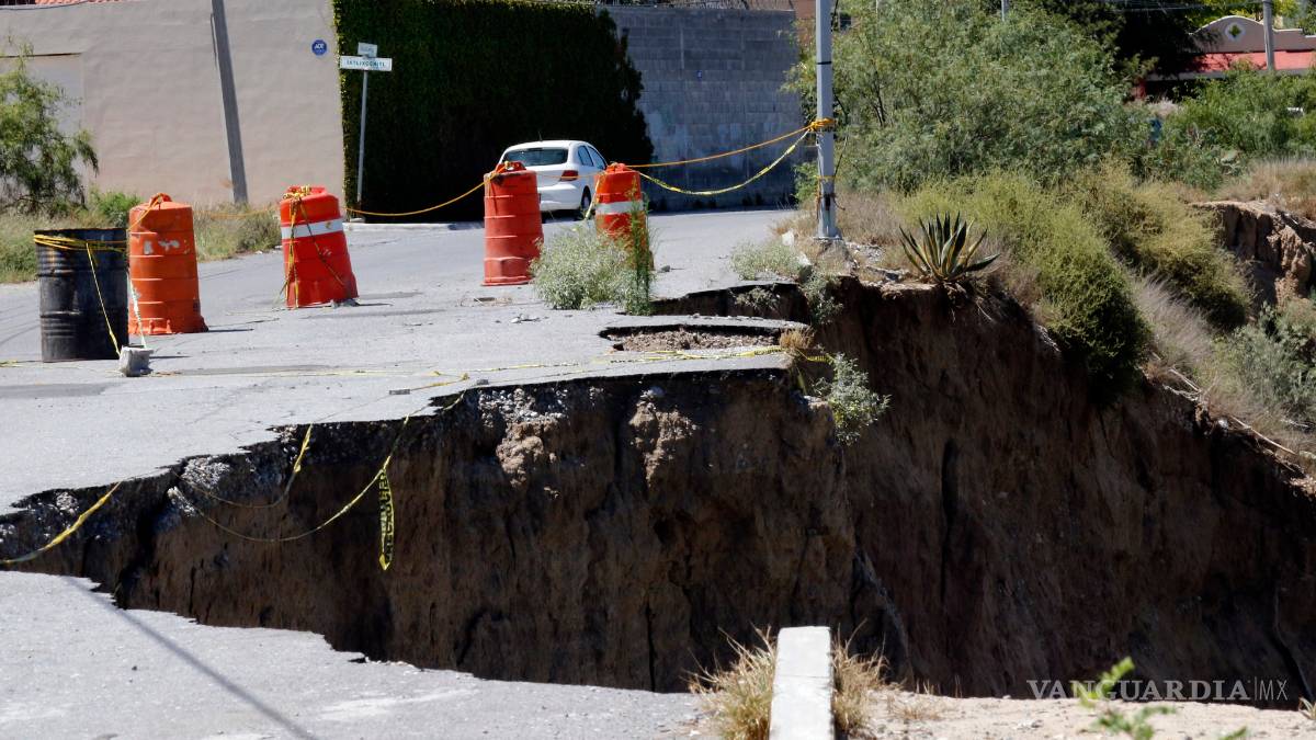 Se 'echan la pelotita' en Saltillo por daños en calle causados por arroyo