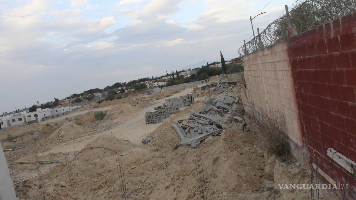Albañiles terminan heridos al caerles una barda encima, en Saltillo
