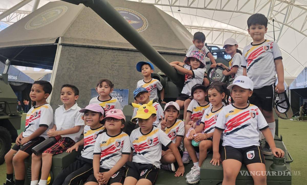 $!Familias, estudiantes y público en general recorren las instalaciones de la exposición militar en Torreón, donde pueden conocer de cerca el equipamiento del Ejército Mexicano, la Fuerza Aérea y la Guardia Nacional, en un entorno diseñado para fomentar la convivencia y el aprendizaje cívico.