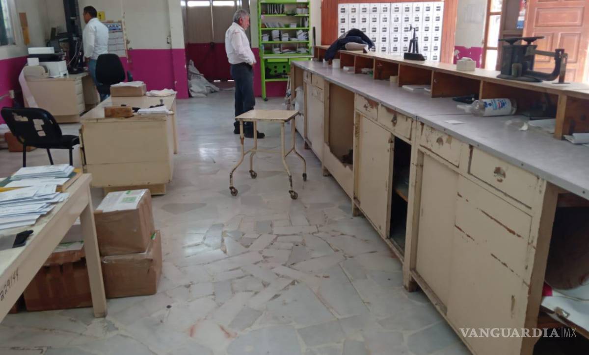 $!Solo dos trabajadores atienden actualmente la oficina de Correos ubicada frente a la plaza del reloj.