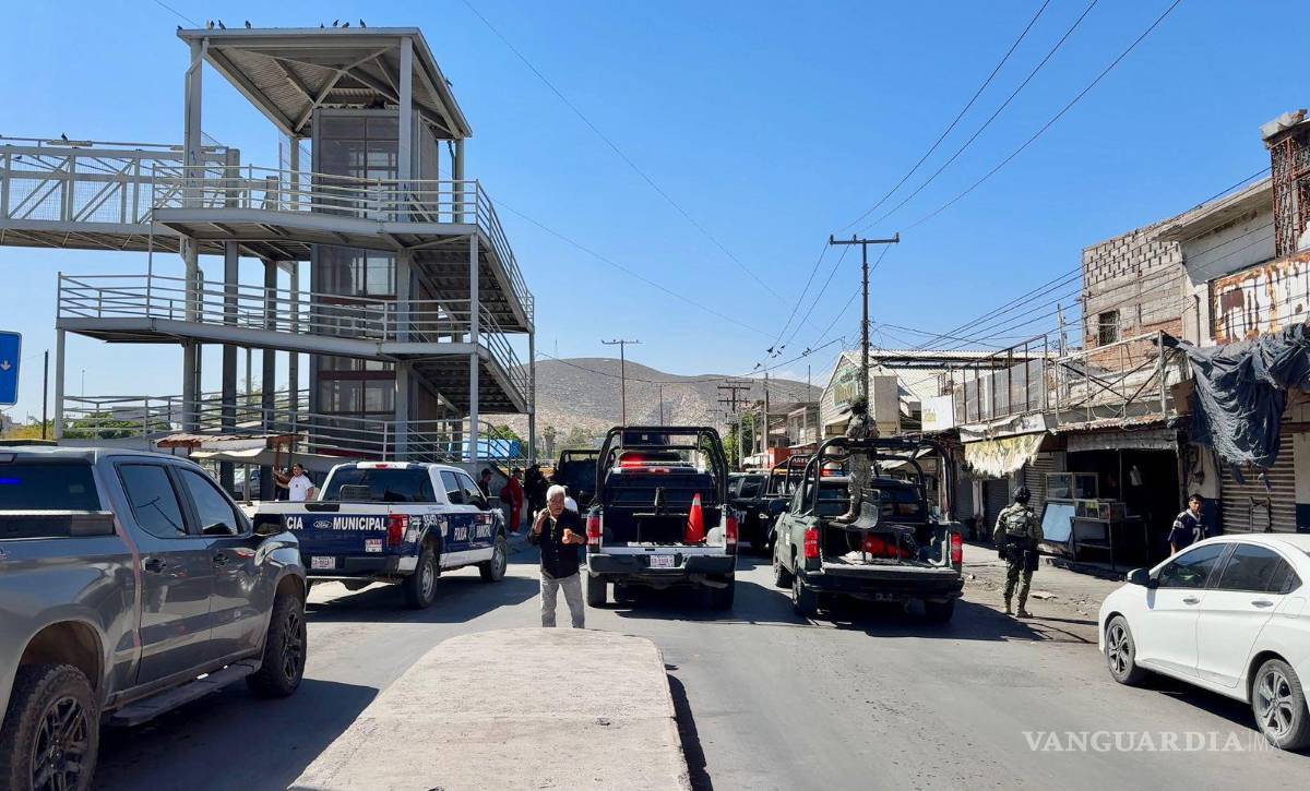 $!Paramédicos atendieron al lesionado en el sitio antes de trasladarlo de urgencia a un hospital de la localidad.