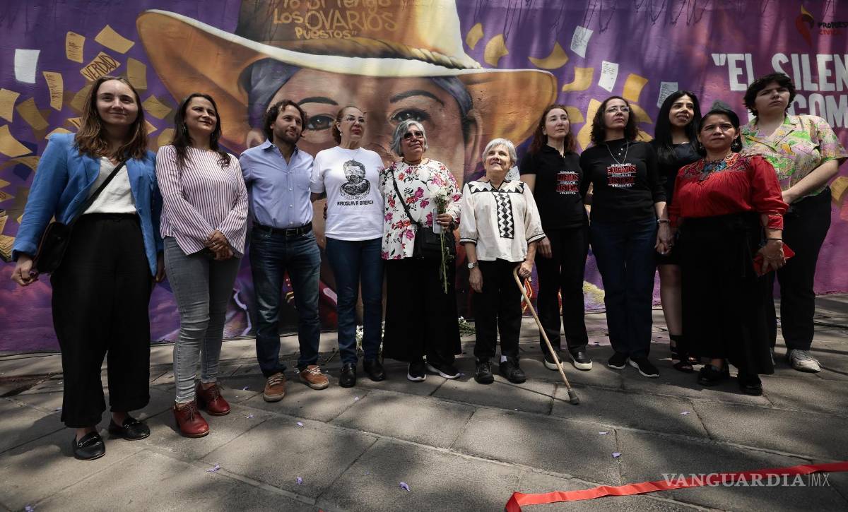 $!Familias y las organizaciones Propuesta Cívica y Reporteros Sin Fronteras inauguraron el mural ‘El silencio es complicidad’ en memoria de Miroslava Breach.