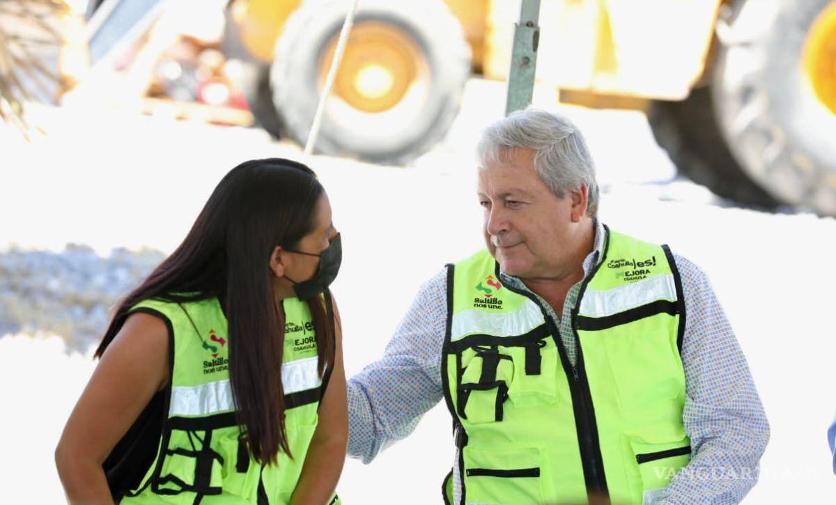 $!El alcalde José María Fraustro Siller señaló que este puente fue solicitado por muchas personas que a diario necesitan cruzar la salida hacia Zacatecas