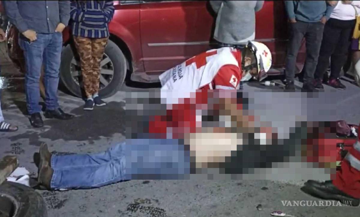 $!Paramédicos atendieron al copiloto lesionado antes de trasladarlo al IMSS en estado grave.