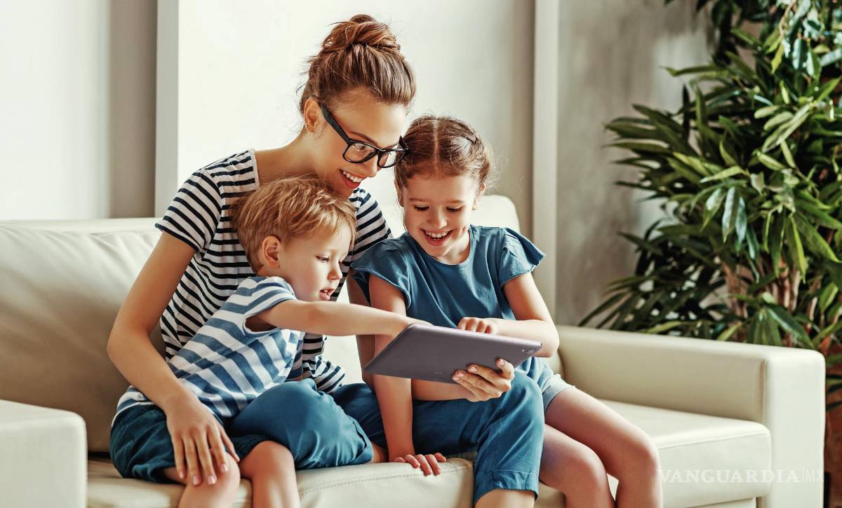$!La tecnología digital puede unir a padres e hijos.