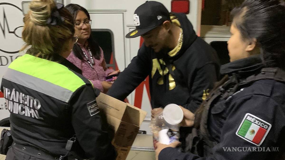 Regalan café y pan policías municipales en el exterior de la Clínica 1 del IMSS de Saltillo