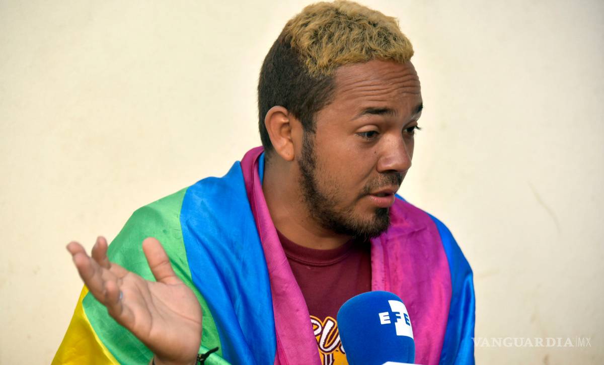 $!César Mejía, el joven gay que defiende los derechos LGBT en la caravana migrante