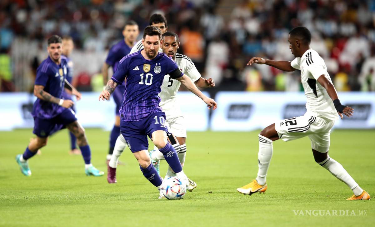 $!Lionel Messi (i) de Argentina en acción contra Khalifa Al Hammadi y Ali Salmin de EAU en Abu Dhabi.