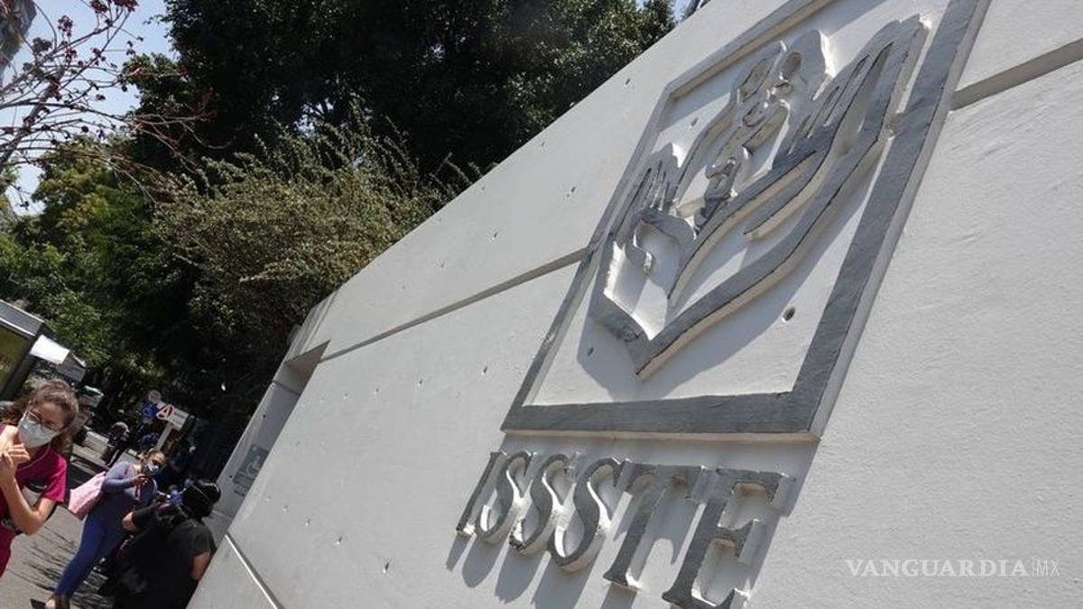 Inhabilitan a funcionarios del ISSSTE, por vacunarse contra COVID-19 sin ser 'de primera línea'