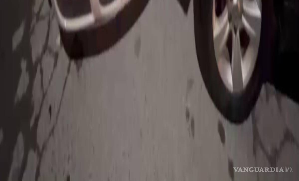 $!Tras el fuerte impacto inicial, una van con vía preferencial salió proyectada fuera de la carpeta asfáltica y terminó incrustada contra la fachada de un domicilio, causando momentos de tensión entre vecinos del sector.