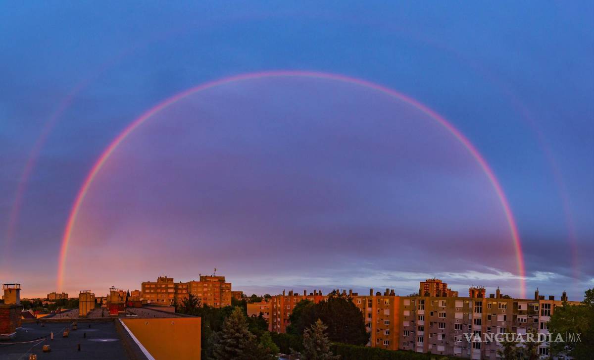 $!Un arcoíris en la ciudad húngara de Nagykanizsa, fotografiado el 23 de mayo de 2021.