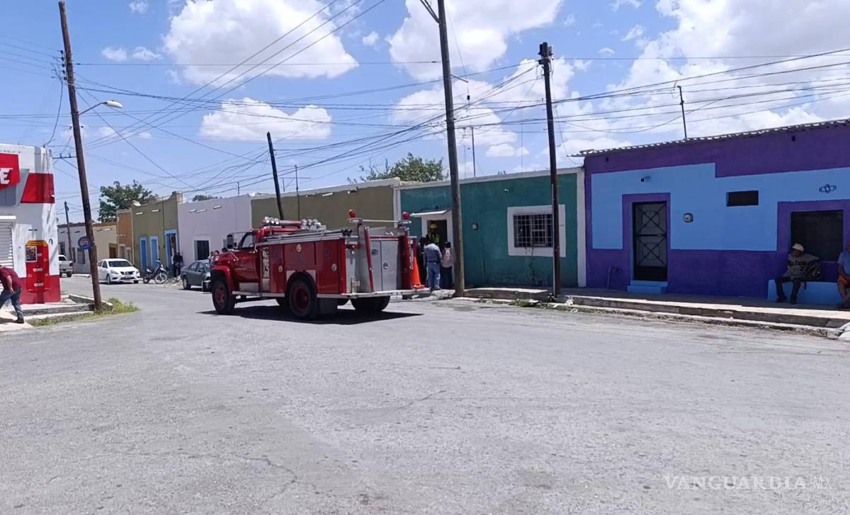 $!El siniestro movilizó a cuerpos de emergencia hasta la Zona Centro de Parras; no se reportaron personas lesionadas.
