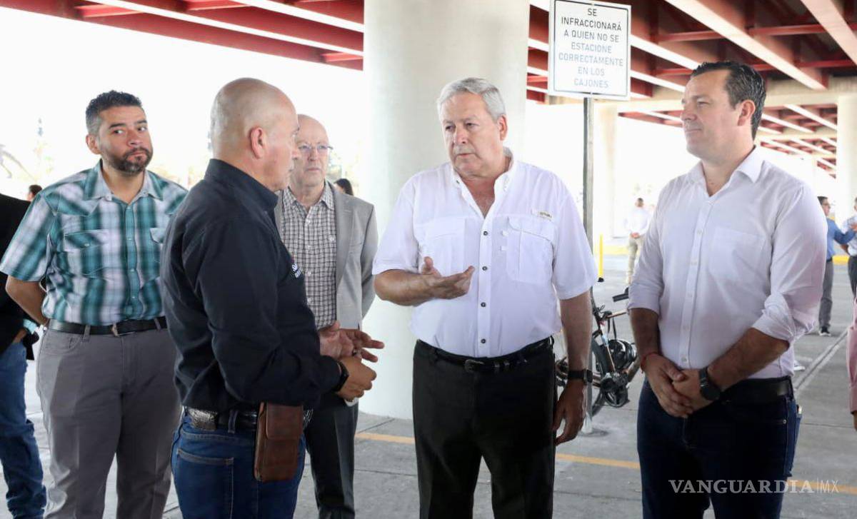 $!Fraustro Siller también visitó el estacionamiento que se habilitó debajo del puente del periférico Luis Echeverría y Pérez Treviño, frente a la comandancia.
