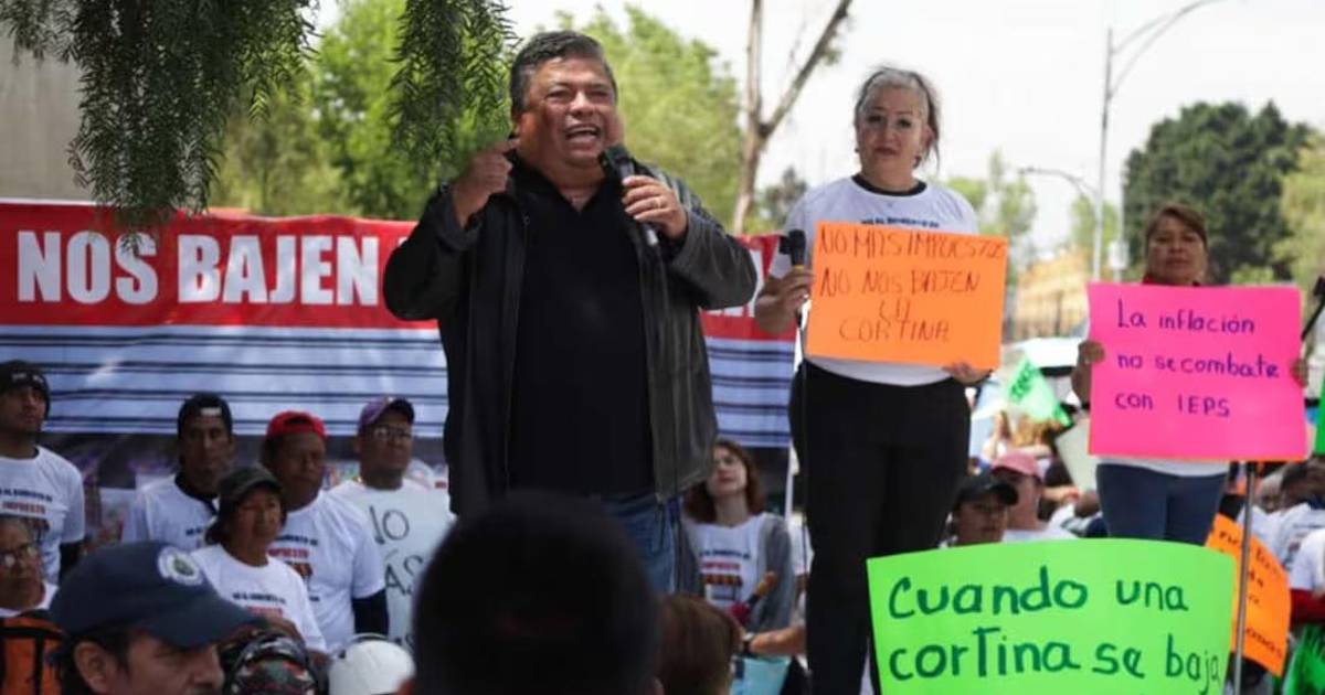 ‘Nos va a llevar a la quiebra’: tienditas protestan por alza al IEPS en refrescos y cigarros