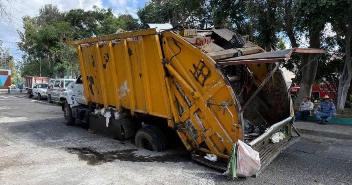 Camión recolector de basura cae en oquedad, ahora, en la GAM