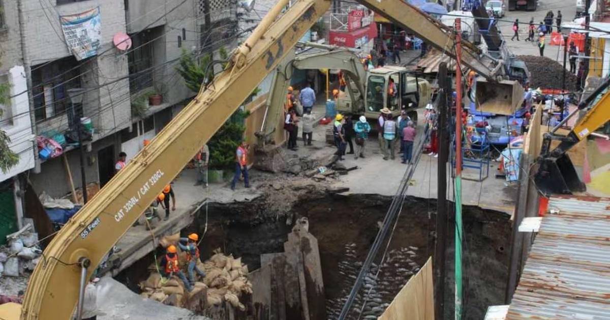 Desalojan a familias tras agrandarse socavón en Iztapalapa