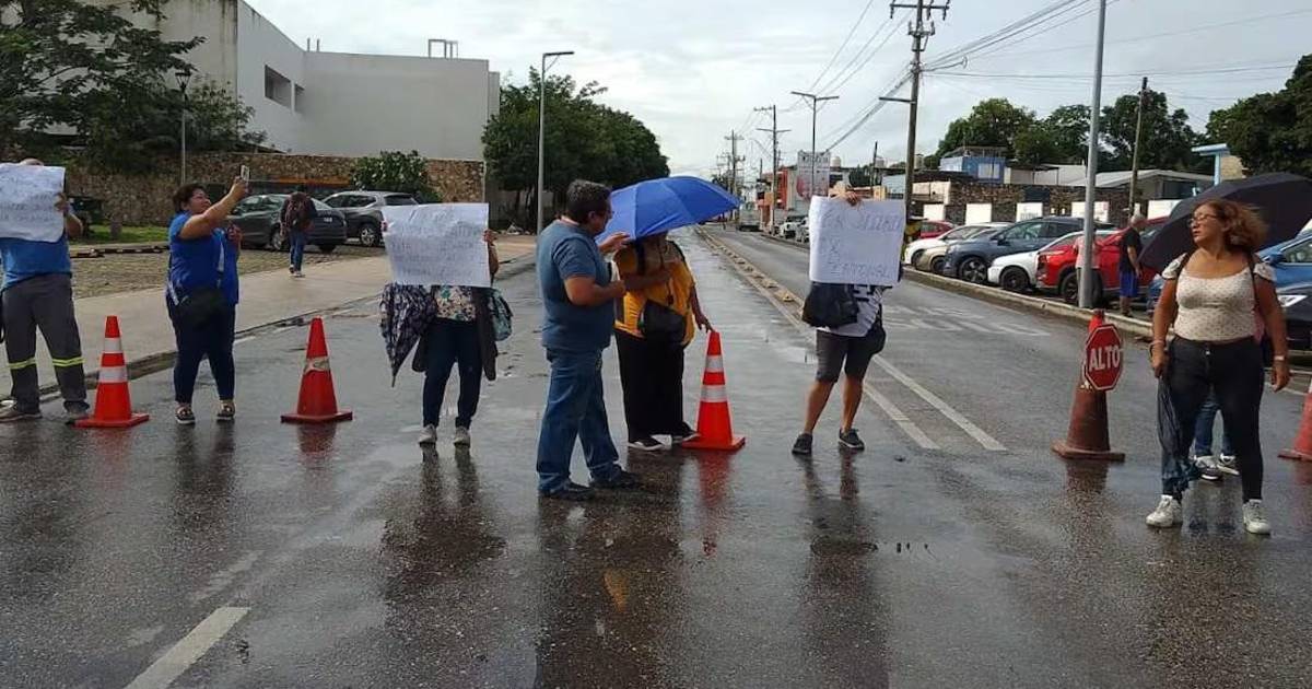 Caos en Mérida: jubilados de Pemex bloquean acceso al aeropuerto y padres exigen cruce peatonal
