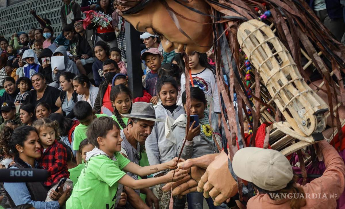 $!Niños comparten con la marioneta Amal, que representa a una niña siria refugiada de 10 años, hoy, en Tijuana (México).