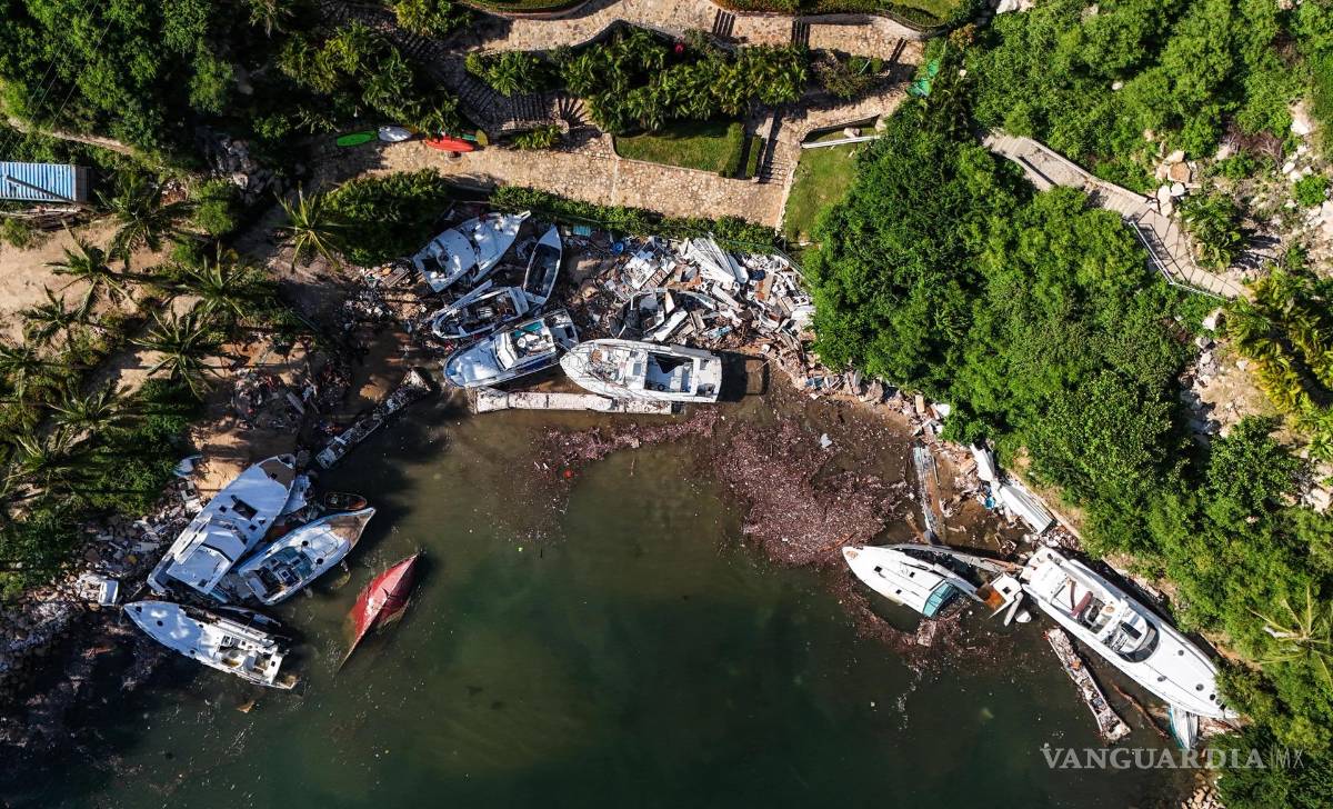 $!Fotografía aérea que muestra embarcaciones dañadas por el paso del huracán Otis, en Acapulco en el estado de Guerrero (México).
