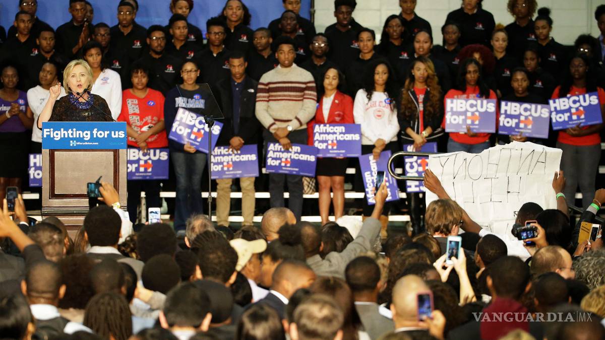 Protestan afroamericanos durante discurso de Hillary