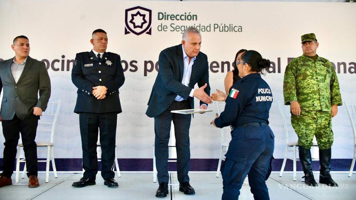 Román Cepeda, alcalde de Torreón, entrega reconocimientos a policías que obtuvieron ascensos