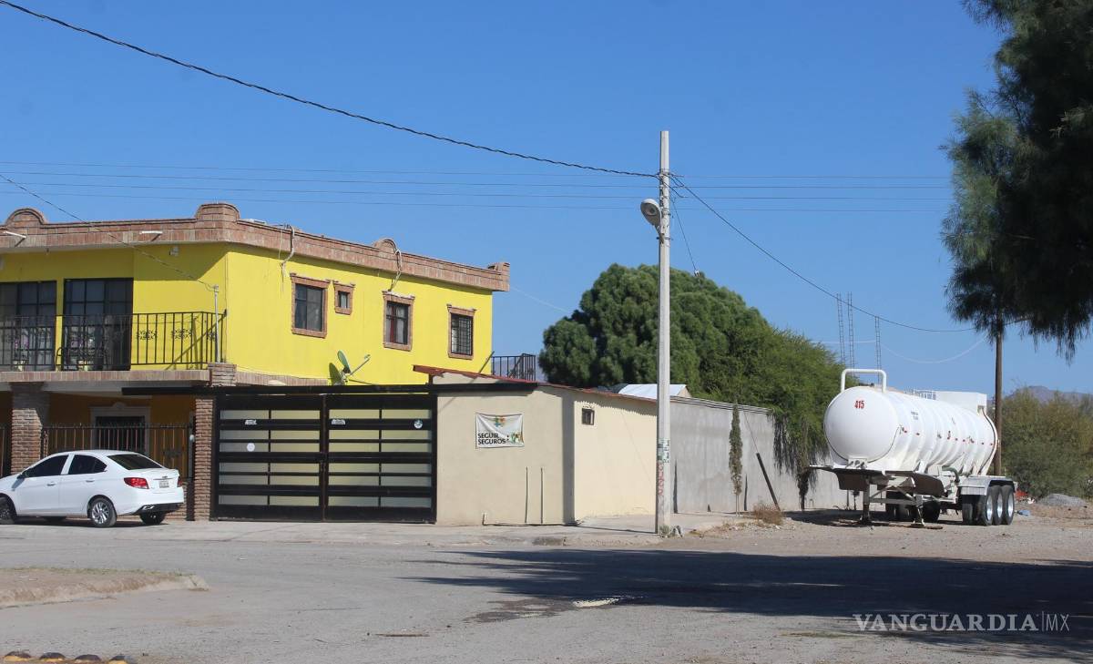 $!Esta es la casa del papá de la Alcaldesa, quien se negó a recibir a Semanario, afuera luce la pipa de agua que presuntamente se autoarrenda.