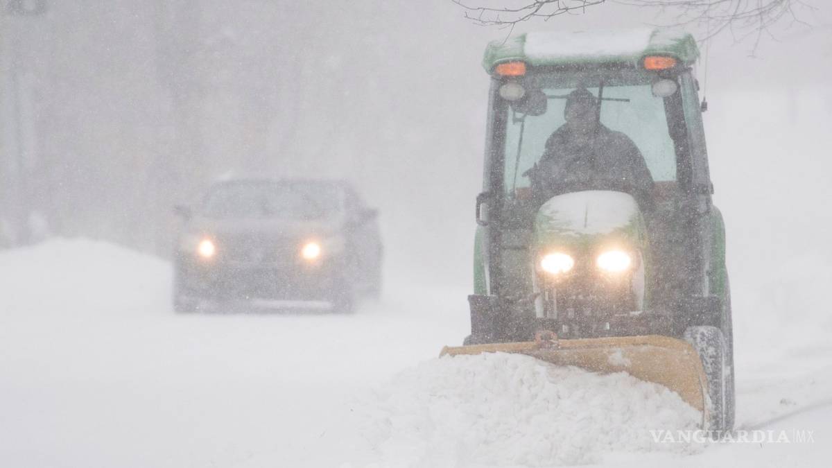 Por tormentas invernales, cancelan miles de vuelos en EU