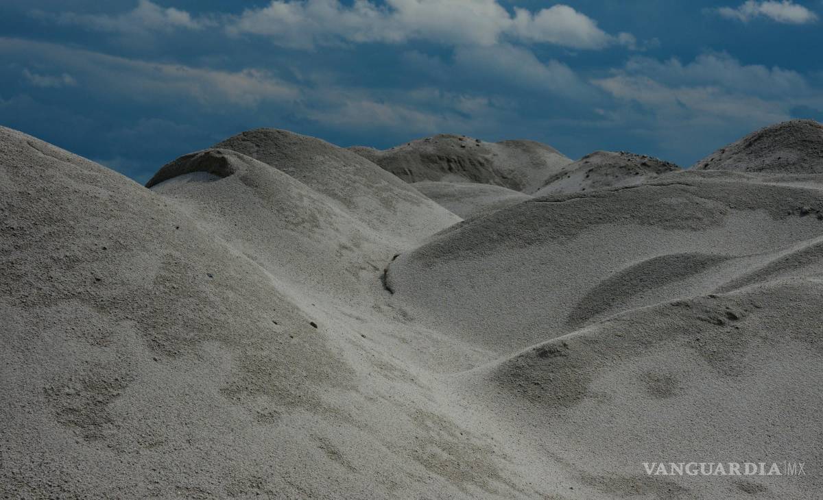 $!Espodumeno desglosado, una fuente de litio, en una mina en las afueras de La Carne, Canadá,