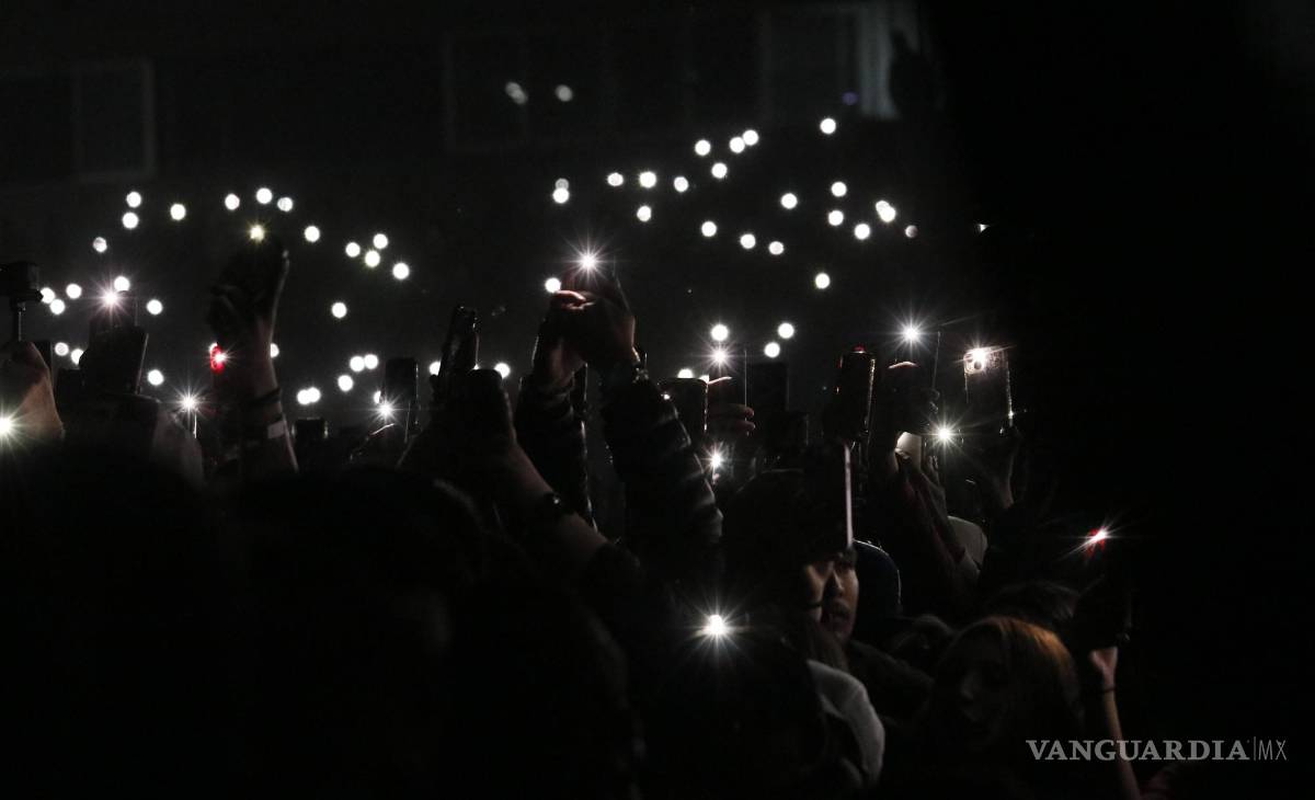 $!Miles de personas se reunieron en el estadio para escuchar al artista.