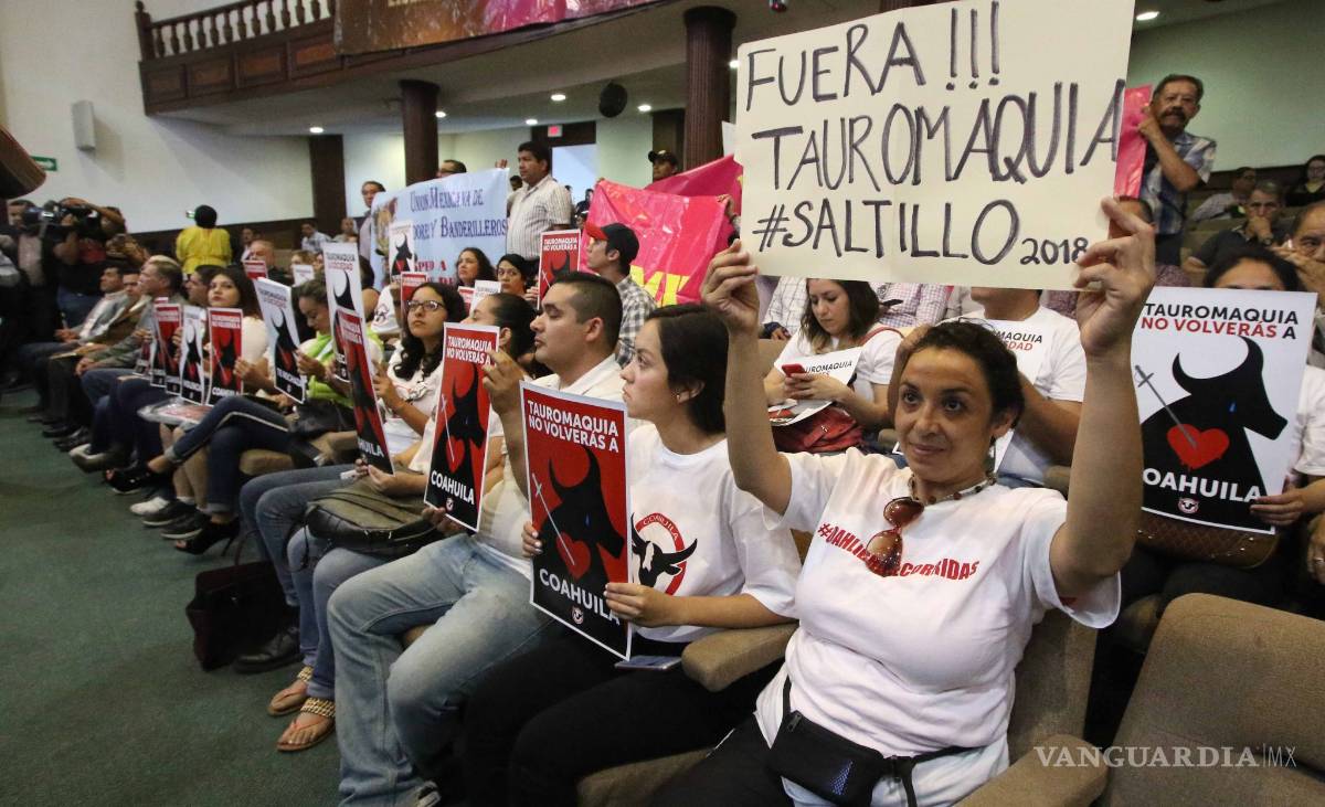 $!Se manifiestan contra la tauromaquia en el Congreso de Coahuila; hay opiniones encontradas