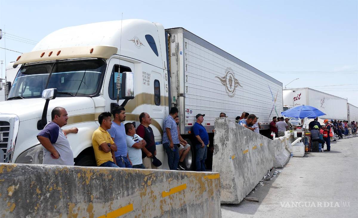 $!Bloquean transportistas puente internacional Reynosa-Pharr; reclaman por exhaustivas revisiones de EU