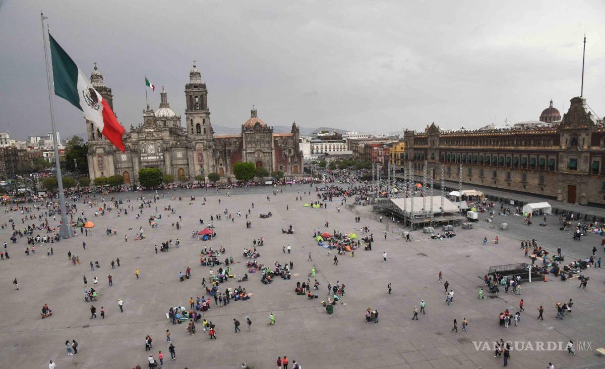$!Maestros de la Coordinadora Nacional de Trabajadores de la Educación (CNTE) retiraron el plantón que instalaron hace dos días en la plancha del zócalo, en búsqueda de demandas laborales y sindicales. | Foto: Cuartoscuro