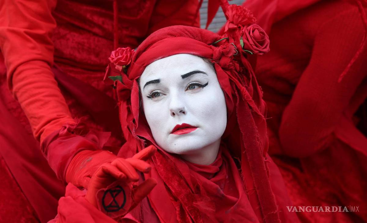 $!Activistas de Extinction Rebellion actúan en una manifestación durante la Cumbre del Clima de la ONU COP26 en Glasgow, Escocia. EFE/EPA/Robert Perry