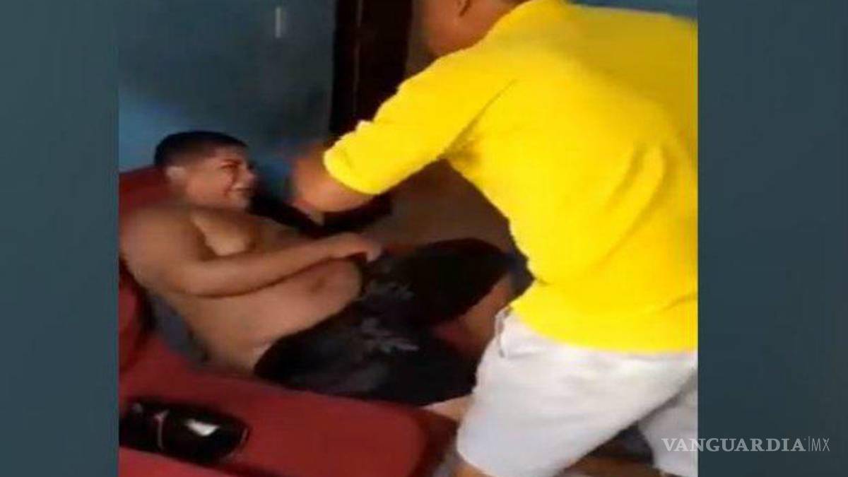 Lo golpea su padre tras verlo bailar con otro hombre (VIDEO)