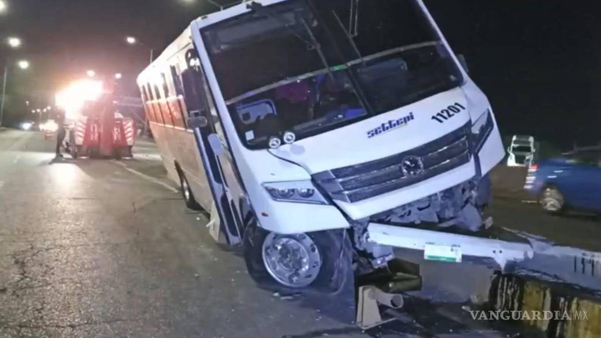 Vence el sueño a operador de transporte de personal y termina incrustado en puente de Ramos Arizpe