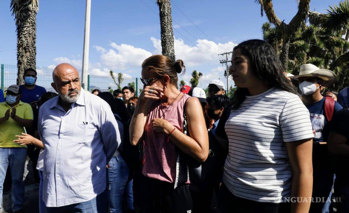 $!A la manifestación se unieron familiares del joven que se quitó la vida por el acoso académico que recibía del docente.