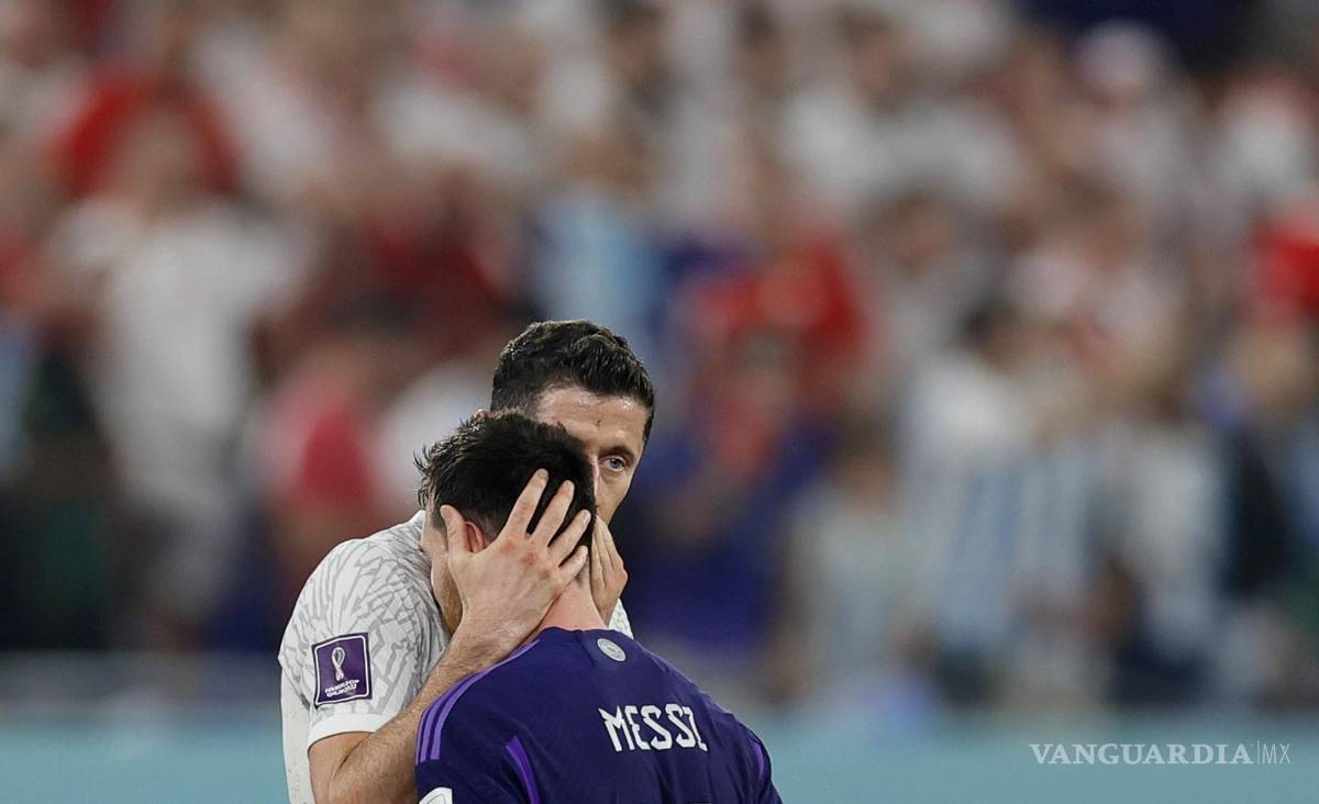 $!Robert Lewandowski y Lionel Messi después del partido.