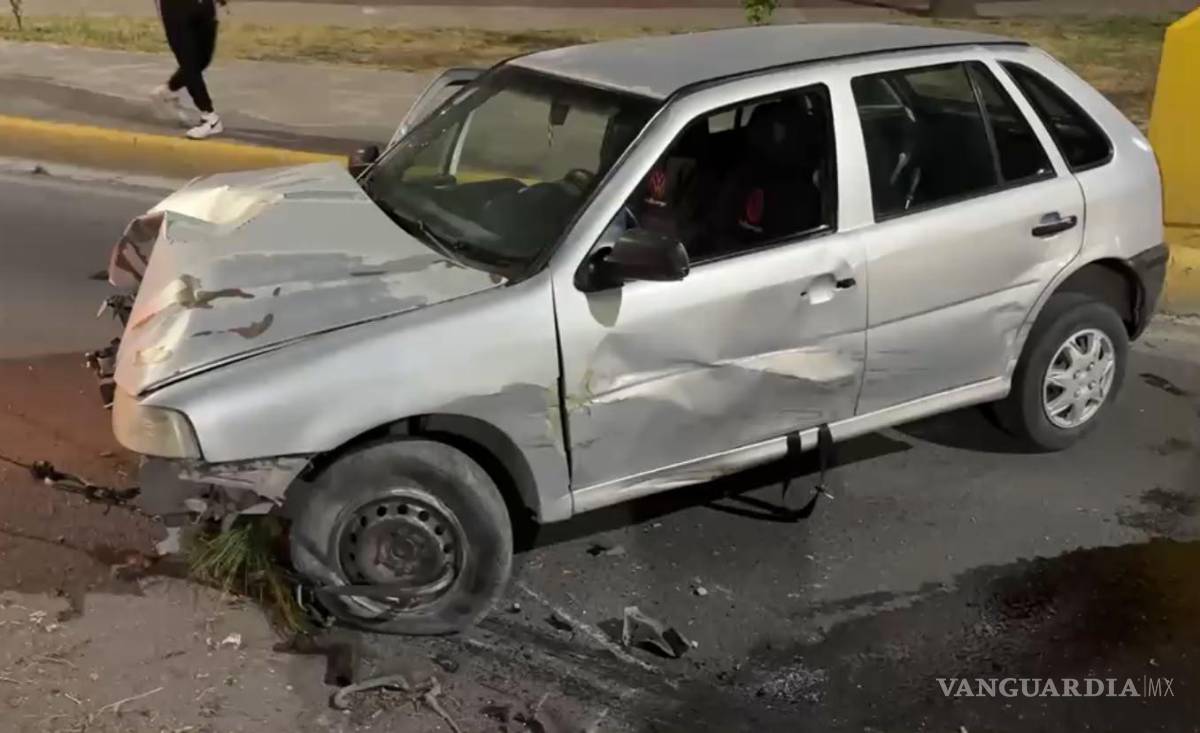 $!Aunque el impacto ocasionó cuantiosos daños materiales en la unidad, los ocupantes lograron salir por su propio pie y no requirieron ser trasladados a un hospital.