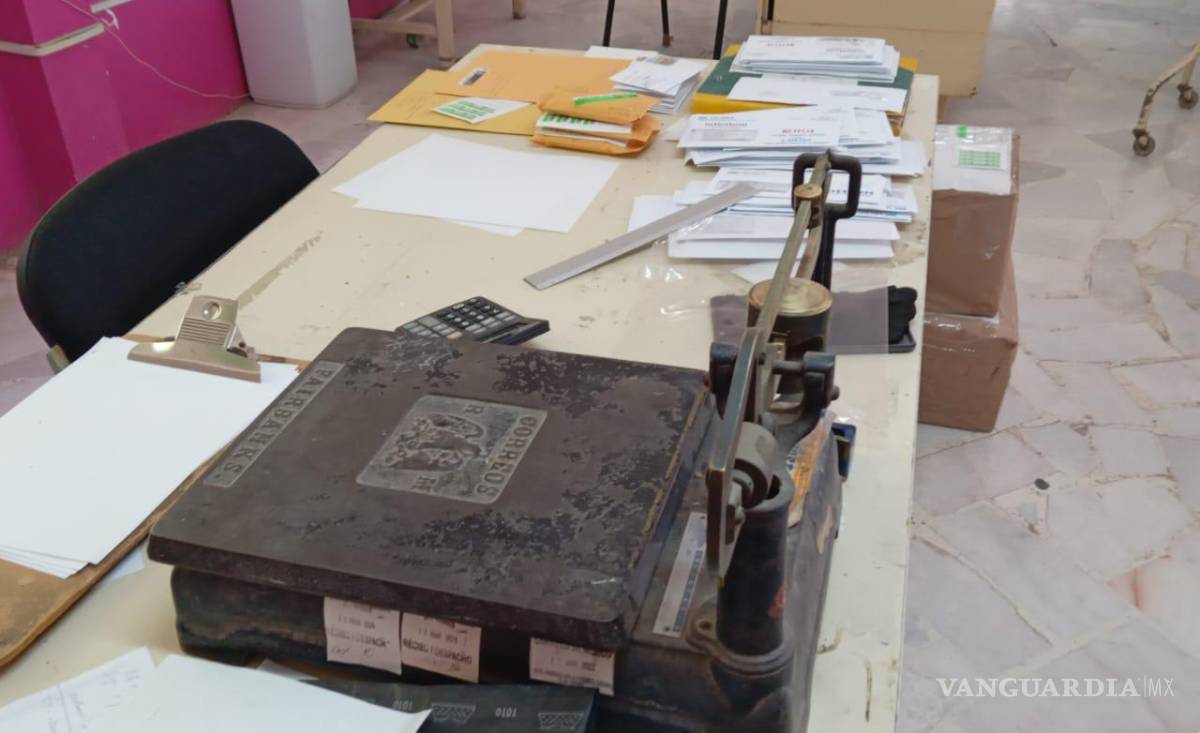 $!La falta de vehículos y el mobiliario deteriorado ha provocado retrasos en la entrega de correspondencia y malestar entre los usuarios.