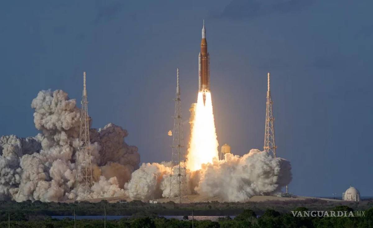 $!El cohete del Sistema de Lanzamiento Espacial y la nave espacial Orion de la misión Artemis II durante su despegue, el 1 de abril de 2026.