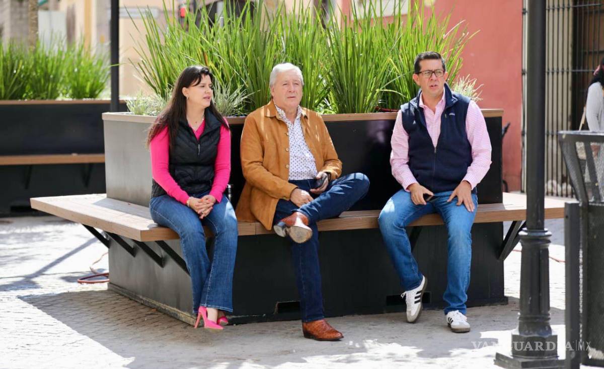 $!Paseantes disfrutan de las actividades culturales y la arquitectura renovada del Paseo Capital, una obra hecha para ser apropiada por la comunidad saltillense.