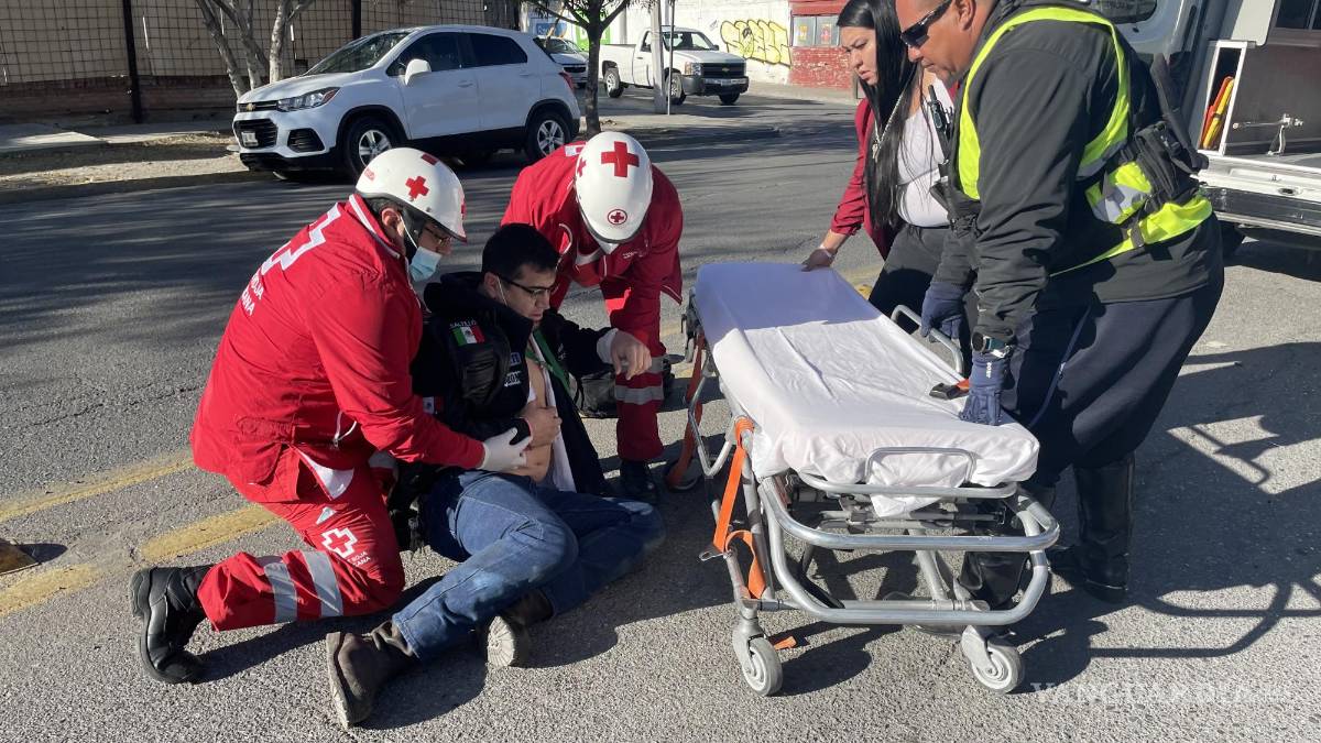 Auto no respeta alto y embiste a motociclista, en el centro de Saltillo