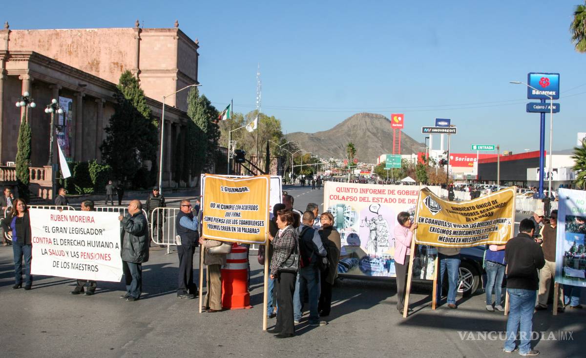 $!Maestros se manifiestan contra Rubén Moreira en su Quinto Informe de Gobierno