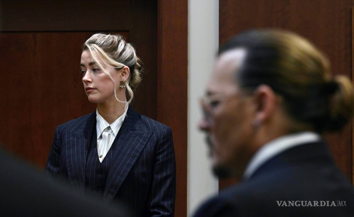 $!La actriz Amber Heard y el actor Jonny Depp ven al jurado llegar al Tribunal de Circuito del Condado de Fairfax en Fairfax, Virginia.