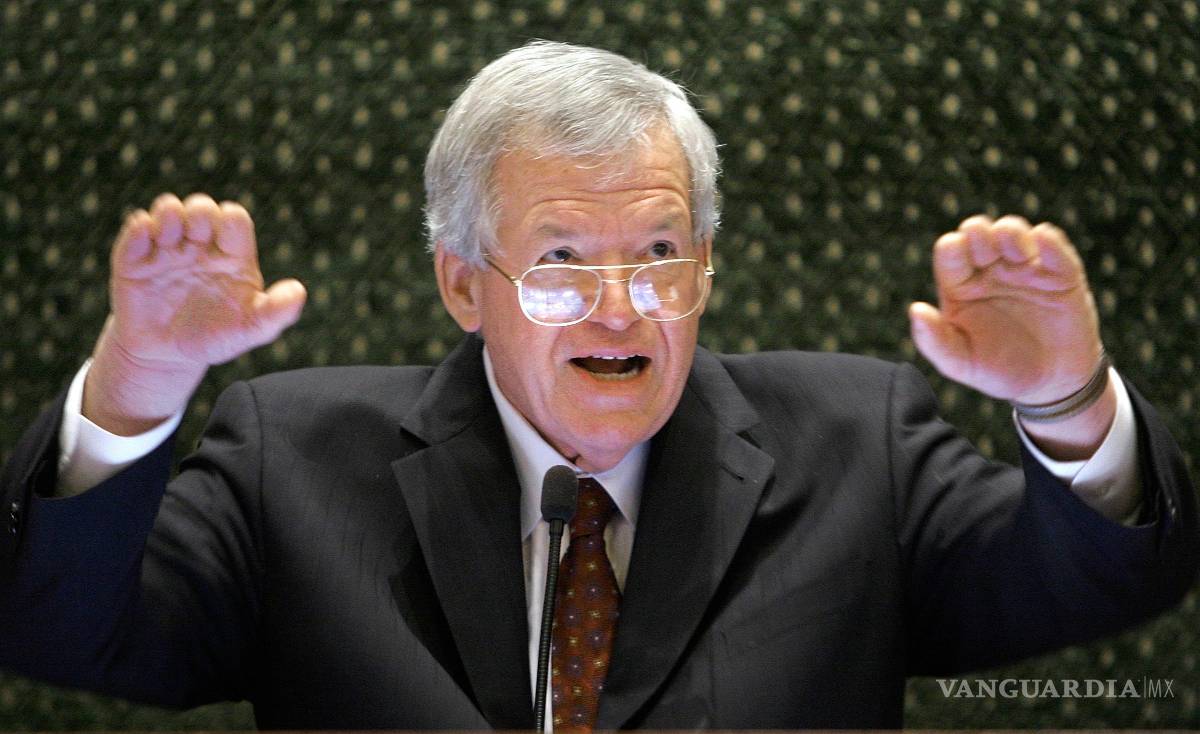 $!El ex presidente de la Cámara de Representantes, Dennis Hastert, se dirige a los legisladores en el Capitolio estatal en Springfield, Illinois, el 5 de marzo de 2008.