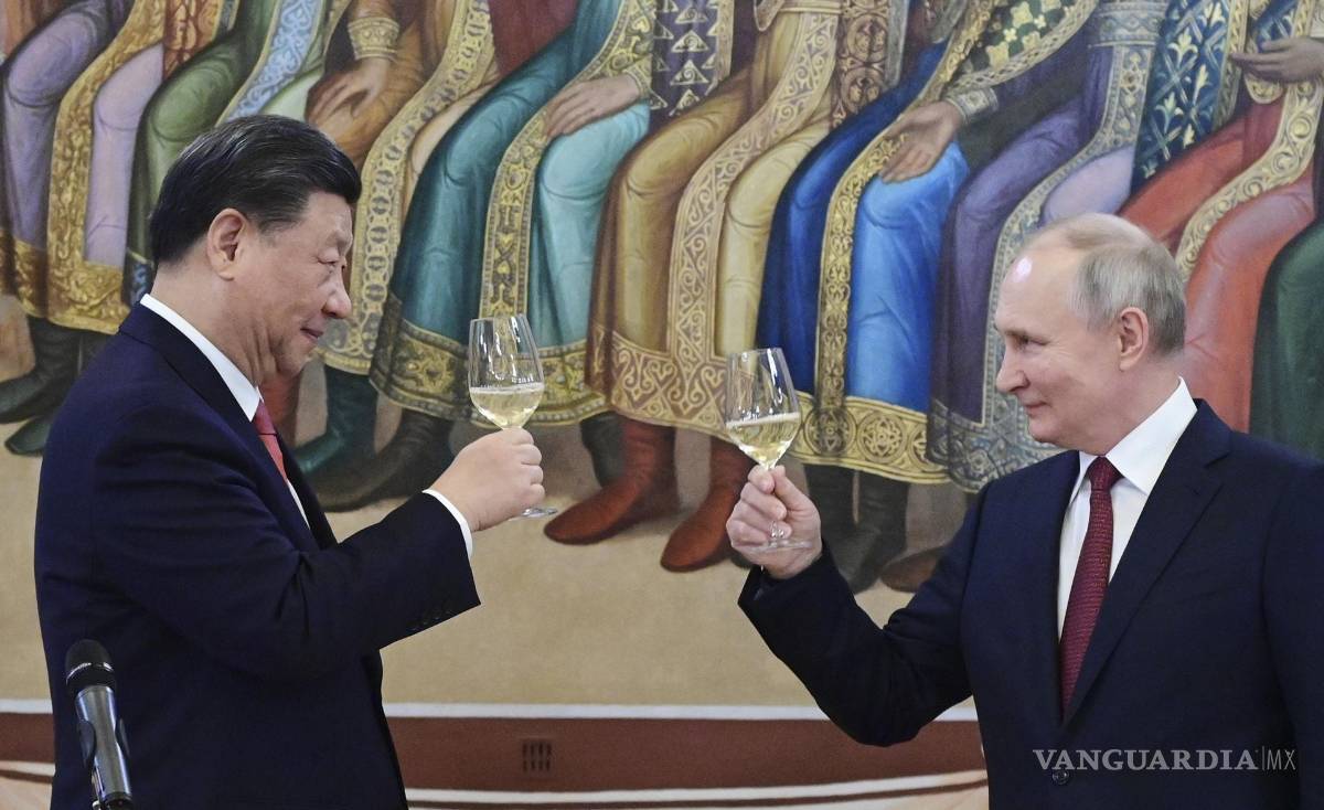 $!El presidente chino, Xi Jinping y el presidente ruso, Vladimir Putin brindan en una recepción en la Cámara Facetada del Kremlin de Moscú, Rusia.
